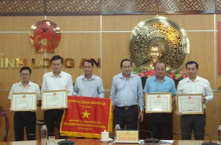 Phó Chủ tịch Ủy ban nhân dân tỉnh Long An Nguyễn Minh Lâm trao Bằng khen và cờ thi đua cho các tập thể.