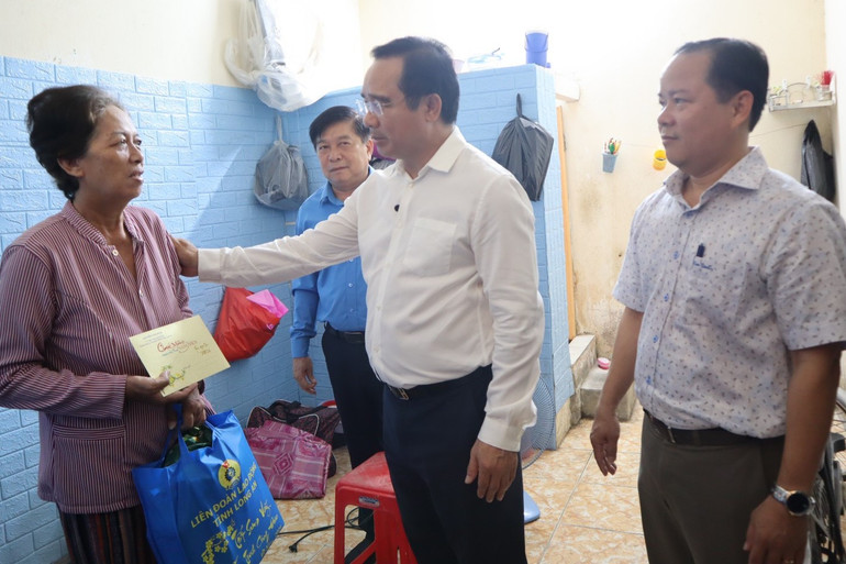 Bí thư Tỉnh ủy Long An Nguyễn Văn Được trao quà Tết cho người dân bán vé số đang ở tại khu nhà trọ Ba Xanh, khu phố 1 (thị trấn Bến Lức, huyện Bến Lức, Long An).