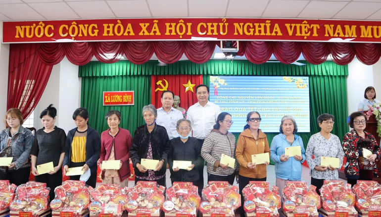 Bí thư Tỉnh ủy Long An Nguyễn Văn Được trao quà Tết cho hộ nghèo xã Lương Hòa, Bến Lức, Long An.