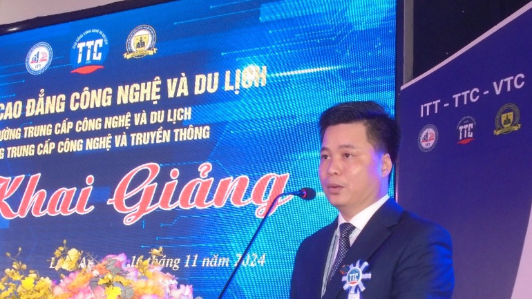 Hiệu trưởng Trường cao đẳng Công nghệ và Du lịch Vũ Huy Hoằng phát biểu tại lễ khai giảng.