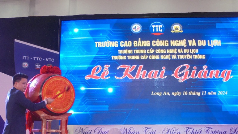 Lãnh đạo hệ thống 3 nhà trường đánh trống khai giảng năm học 2024-2025.