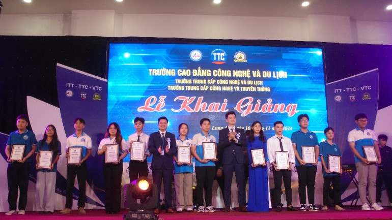 Nhà trường khen thưởng cho sinh viên có thành tích học tập xuất sắc trong năm học 2023-2024.