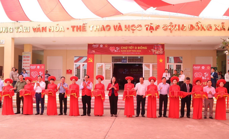 Phó Chủ tịch nước Võ Thị Ánh Xuân cắt băng khai mạc phiên chợ không đồng cho người nghèo tại xã An Thạnh, Bến Lức, Long An.