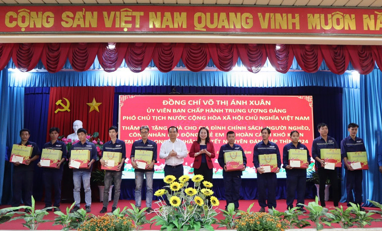 Phó Chủ tịch nước Võ Thị Ánh Xuân và Bí thư Tỉnh ủy Long An Nguyễn Văn Được tặng quà cho công nhân trên địa bàn huyện Bến Lức, Long An.