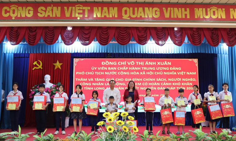 Phó Chủ tịch nước Võ Thị Ánh Xuân và Bí thư Tỉnh ủy Long An Nguyễn Văn Được tặng quà cho học sinh có hoàn cảnh đặc biệt trên địa bàn huyện Bến Lức, Long An.