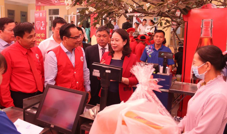 Phó Chủ tịch nước Võ Thị Ánh Xuân tham quan khu vực thu ngân tại phiên chợ 0 đồng.