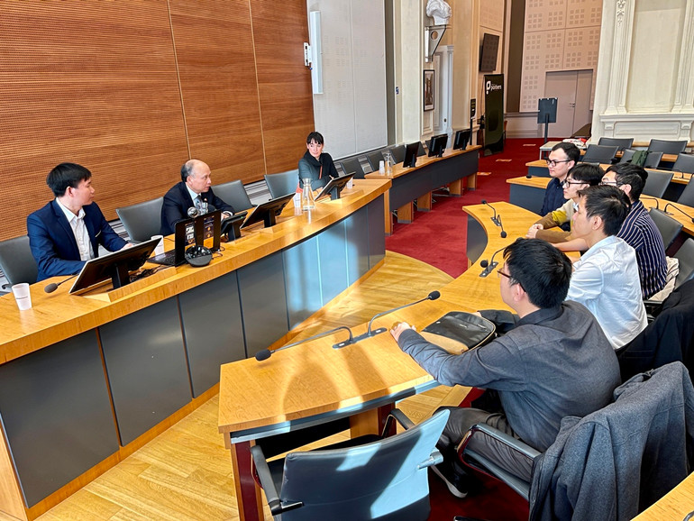 Đại sứ Đinh Toàn Thắng gặp mặt thân tình nhóm sinh viên Việt Nam đang theo học tại thành phố Poitiers. Đại sứ Đinh Toàn Thắng gặp mặt thân tình nhóm sinh viên Việt Nam đang theo học tại thành phố Poitiers.