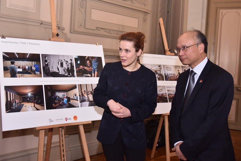 Thị trưởng thành phố Poitiers, bà Leonore Moncond’huy và Đại sứ Đinh Toàn Thắng tham quan không gian trưng bày hình ảnh hoạt động giao lưu âm nhạc của học sinh Trường THCS Nguyễn Tri Phương và trường Jean Monnet. Thị trưởng thành phố Poitiers, bà Leonore Moncond’huy và Đại sứ Đinh Toàn Thắng tham quan không gian trưng bày hình ảnh hoạt động giao lưu âm nhạc của học sinh Trường THCS Nguyễn Tri Phương và trường Jean Monnet.