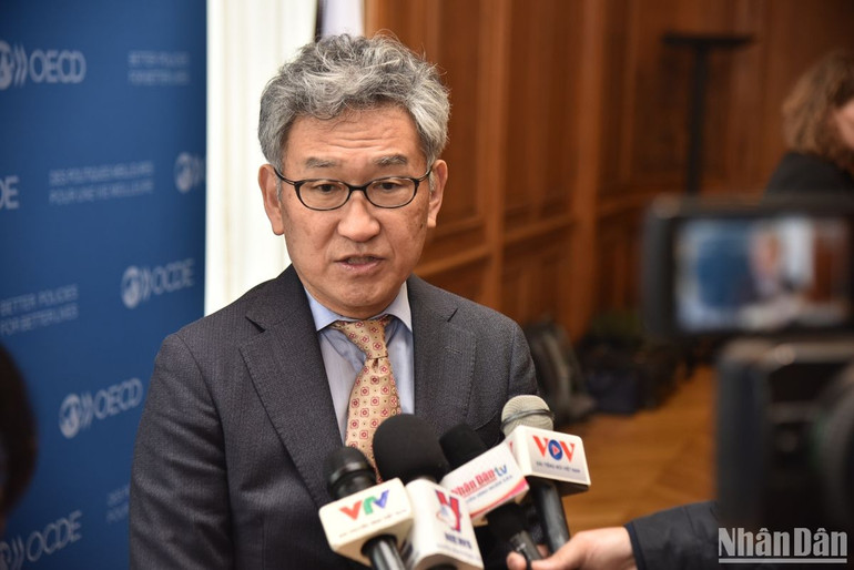 Phó Tổng Thư ký Tổ chức Hợp tác và Phát triển kinh tế (OECD), ông Yoshiki Takeuchi, hoan nghênh nỗ lực của Việt Nam trong hợp tác toàn cầu về thuế. (Ảnh: MINH DUY)