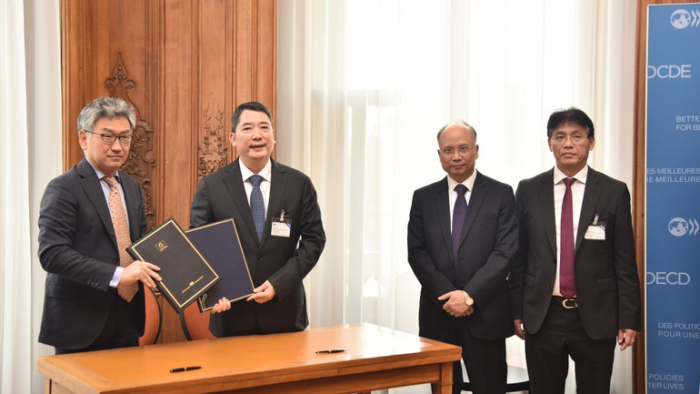 Đại sứ Việt Nam tại Pháp Đinh Toàn Thắng chứng kiến Lễ ký kết Hiệp định MAAC giữa đoàn công tác của Bộ Tài chính và Tổ chức Hợp tác và Phát triển kinh tế (OECD). (Ảnh: MINH DUY)