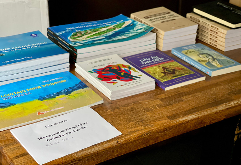 Không gian sách gây quỹ cho trường học trên đảo Sinh Tồn.