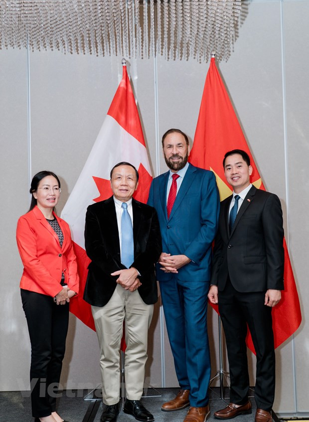 Các diễn giả Việt Nam và Bộ trưởng Thương mại British Columbia Jagrup Brar.