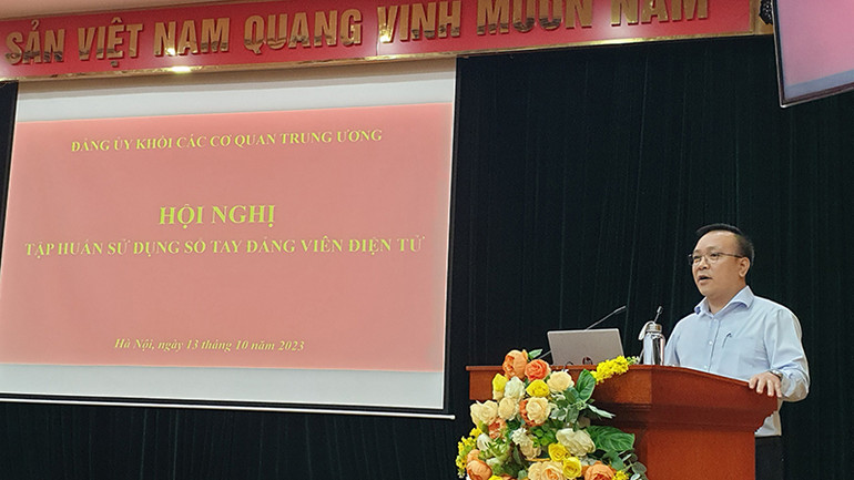 Giám đốc Trung tâm Bồi dưỡng chính trị Đảng ủy Khối Phạm Anh Thiện phát biểu tại sự kiện.