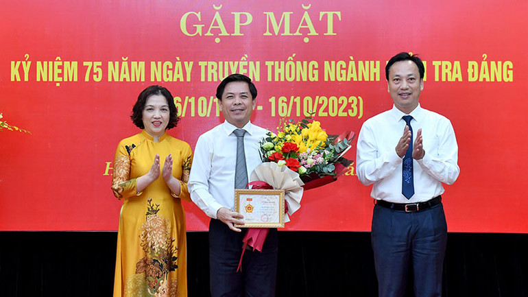 Phó Chủ nhiệm Ủy ban Kiểm tra Trung ương trao Kỷ niệm chương "Vì sự nghiệp kiểm tra của Đảng" tặng Bí thư Đảng ủy Khối Nguyễn Văn Thể.