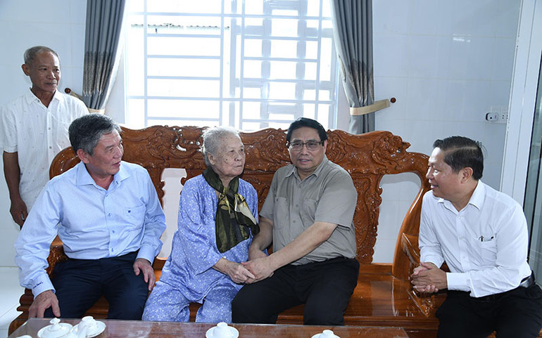 Thủ tướng Phạm Minh Chính thăm Mẹ Việt Nam Anh hùng Trần Thị Nhựt, huyện Tiểu Cần, tỉnh Trà Vinh.