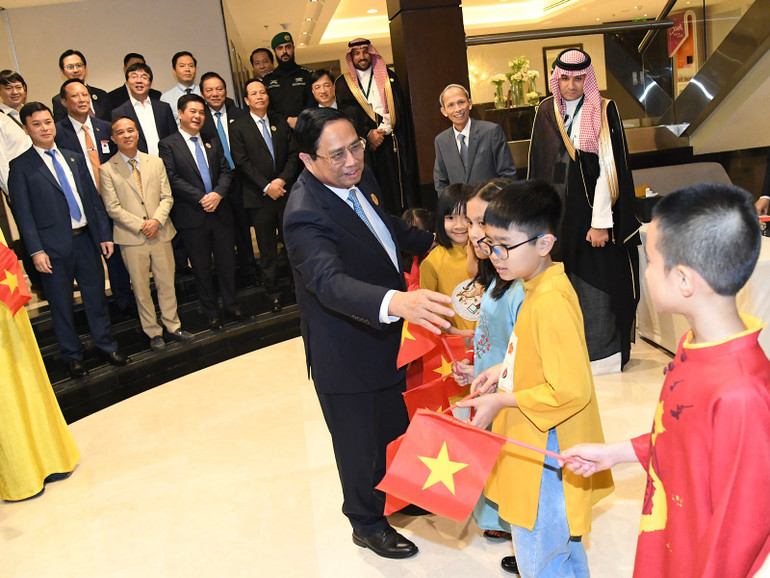 Thủ tướng Phạm Minh Chính gặp gỡ bà con cộng đồng người Việt Nam tại Saudi Arabia.