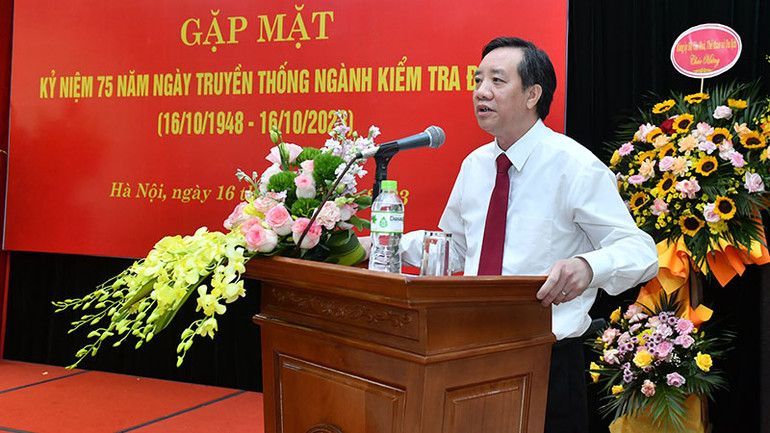 Chủ nhiệm Ủy ban Kiểm tra Đảng ủy Khối Nguyễn Thành Nam ôn lại truyền thống ngành.