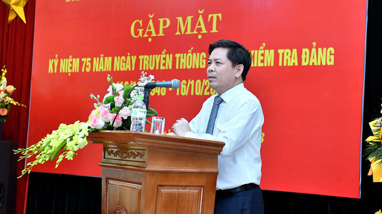 Bí thư Đảng ủy Khối Nguyễn Văn Thể phát biểu ý kiến.