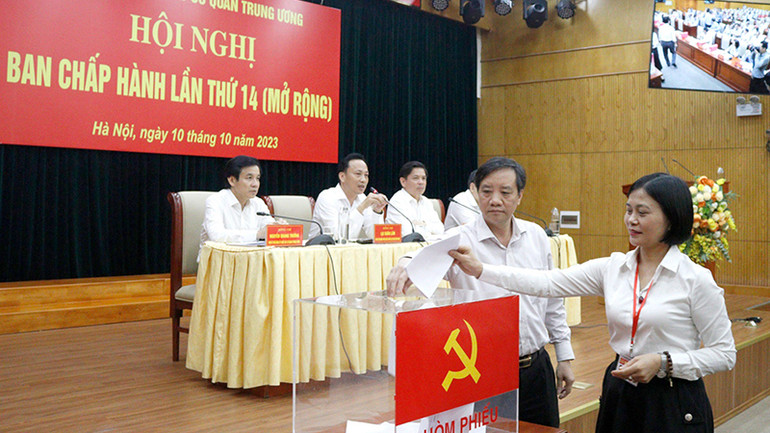 Các đại biểu thực hiện quy trình bổ sung, kiện toàn Ban Chấp hành Đảng bộ Khối nhiệm kỳ 2020-2025.