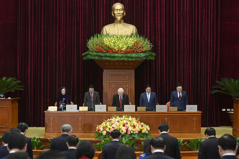 Trung ương dành một phút tưởng niệm Ủy viên Trung ương Đảng, Phó Thủ tướng Chính phủ Lê Văn Thành; các nạn nhân thiệt mạng trong các đợt thiên tai, hỏa hoạn. (Ảnh: ĐĂNG KHOA)