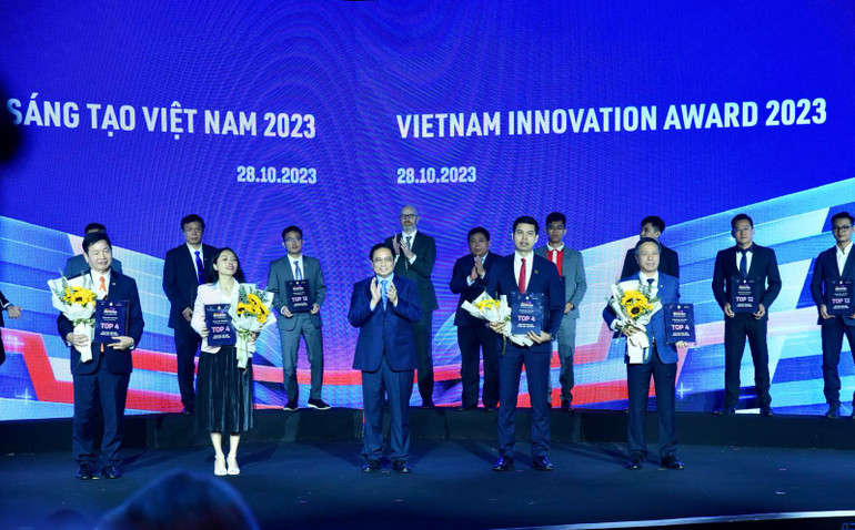 Thủ tướng Phạm Minh Chính vinh danh Top4 Giải thưởng Đổi mới sáng tạo Việt Nam 2023.