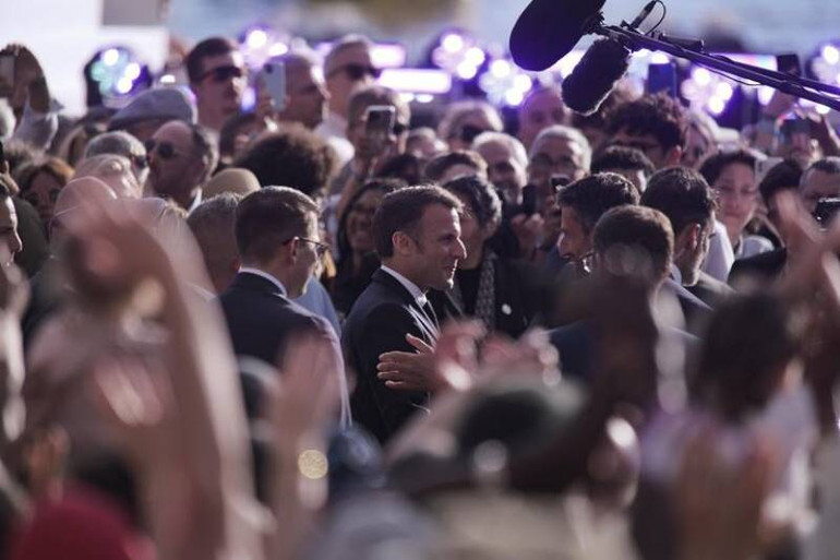 Tổng thống Pháp Emmanuel Macron hòa chung không khí cùng người dân và du khách. (Ảnh: Liberation)