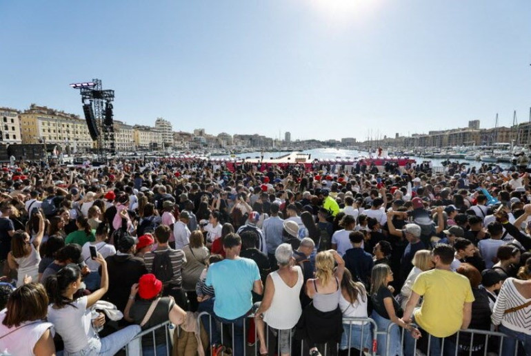 150.000 người cùng ngóng trông chiếc thuyền buồm lịch sử Belem cập bến Vieux-Port. (Ảnh: Le Progres)