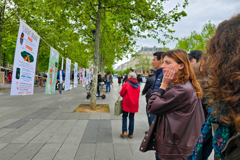 Người dân đi ngang qua khu vực tìm hiểu thông tin cuộc vận động trước thềm phiên điều trần sẽ diễn ra ngày 7/5 tại Tòa án phúc thẩm Paris. (Ảnh: MINH DUY)