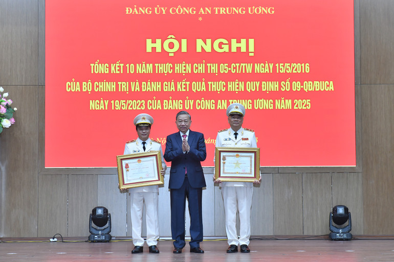Tổng Bí thư Tô Lâm trao tặng Huân chương Quân công hạng Ba cho đồng chí Trung tướng Tô Ân Xô và Huân chương Chiến công hạng Nhì cho đồng chí Thiếu tướng Đặng Hồng Đức. (Ảnh: ĐĂNG KHOA) Tổng Bí thư Tô Lâm trao tặng Huân chương Quân công hạng Ba cho đồng chí Trung tướng Tô Ân Xô và Huân chương Chiến công hạng Nhì cho đồng chí Thiếu tướng Đặng Hồng Đức. (Ảnh: ĐĂNG KHOA)