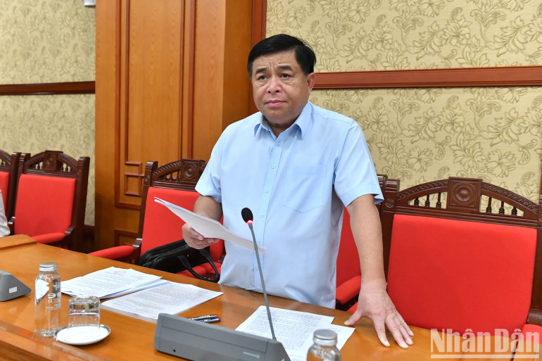 Đồng chí Nguyễn Chí Dũng, Ủy viên Trung ương Đảng, Bộ Trưởng Kế hoạch và Đầu tư, trình bày dự thảo báo cáo tại cuộc họp.