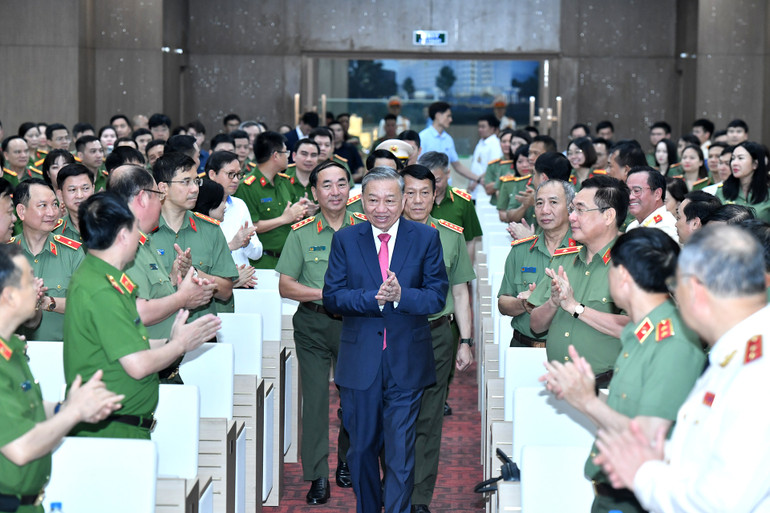 Tổng Bí thư Tô Lâm dự Hội nghị tổng kết 10 năm thực hiện Chỉ thị số 05 của Bộ Chính trị và đánh giá kết quả thực hiện Quy định số 09 của Đảng ủy Công an Trung ương. (Ảnh: ĐĂNG KHOA) Tổng Bí thư Tô Lâm dự Hội nghị tổng kết 10 năm thực hiện Chỉ thị số 05 của Bộ Chính trị và đánh giá kết quả thực hiện Quy định số 09 của Đảng ủy Công an Trung ương. (Ảnh: ĐĂNG KHOA)