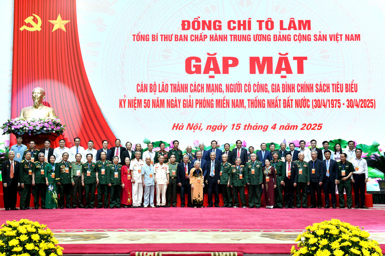 Tổng Bí thư Tô Lâm với các đại biểu tham dự chương trình gặp mặt. (Ảnh: ĐĂNG KHOA)