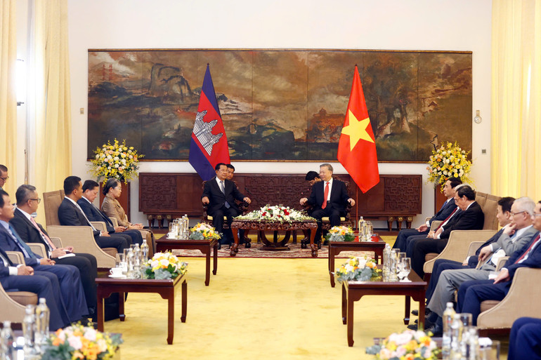 Tổng Bí thư Tô Lâm hội kiến Chủ tịch Đảng Nhân dân Campuchia Hun Sen. (Ảnh: DUY LINH)