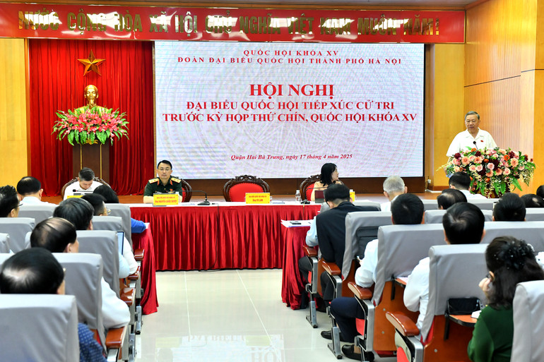 Quang cảnh hội nghị Đại biểu Quốc hội tiếp xúc cử tri thành phố Hà Nội. (Ảnh: ĐĂNG KHOA)