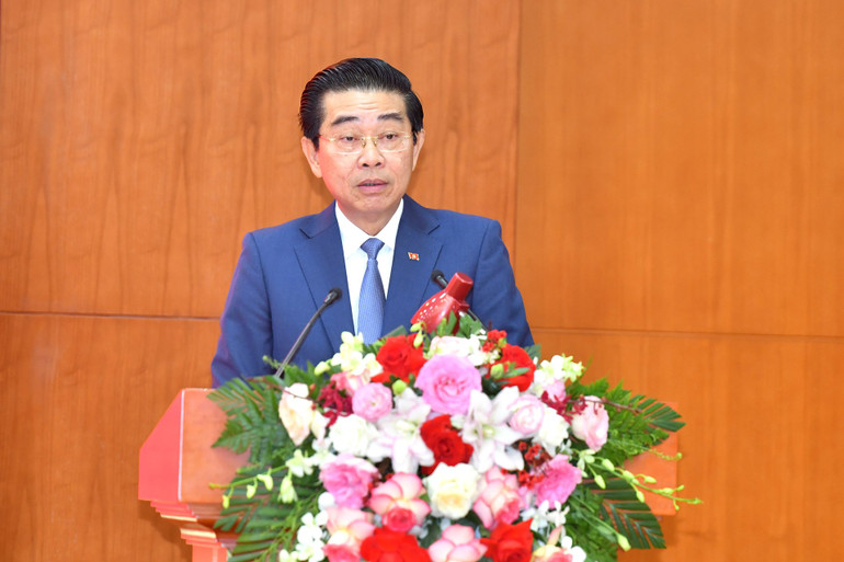 Đồng chí Võ Văn Dũng, Ủy viên Trung ương Đảng, Phó Trưởng Ban Thường trực Ban Nội chính Trung ương trình bày báo cáo tại Hội nghị. (Ảnh: ĐĂNG KHOA)