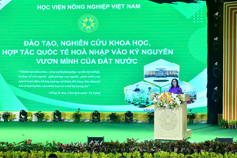 Giáo sư, Tiến sĩ Nguyễn Thị Lan, Giám đốc Học viện Nông nghiệp Việt Nam phát biểu.
