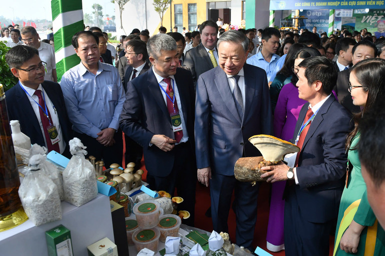 Tổng Bí thư, Chủ tịch nước Tô Lâm tham quan Triển lãm khoa học công nghệ, đổi mới sáng tạo tại Học viện Nông nghiệp Việt Nam.