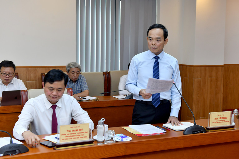 Đồng chí Trần Lưu Quang, Bí thư Trung ương Đảng, Trưởng Ban Chính sách, chiến lược Trung ương báo cáo tại buổi làm việc. (Ảnh: ĐĂNG KHOA) Đồng chí Trần Lưu Quang, Bí thư Trung ương Đảng, Trưởng Ban Chính sách, chiến lược Trung ương báo cáo tại buổi làm việc. (Ảnh: ĐĂNG KHOA)