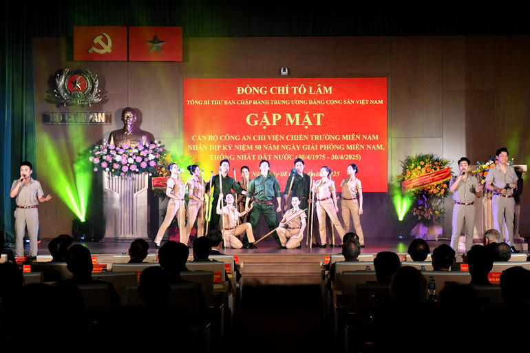 Chương trình nghệ thuật tại buổi gặp mặt. (Ảnh: ĐĂNG KHOA)