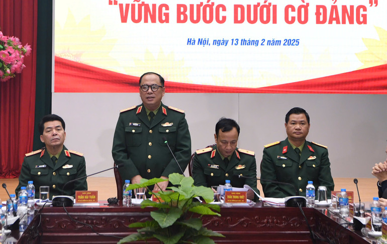 Thiếu tướng Đoàn Xuân Bộ, Tổng Biên tập Báo Quân đội nhân dân phát biểu tại buổi gặp mặt. (Ảnh: Thái Hưng)