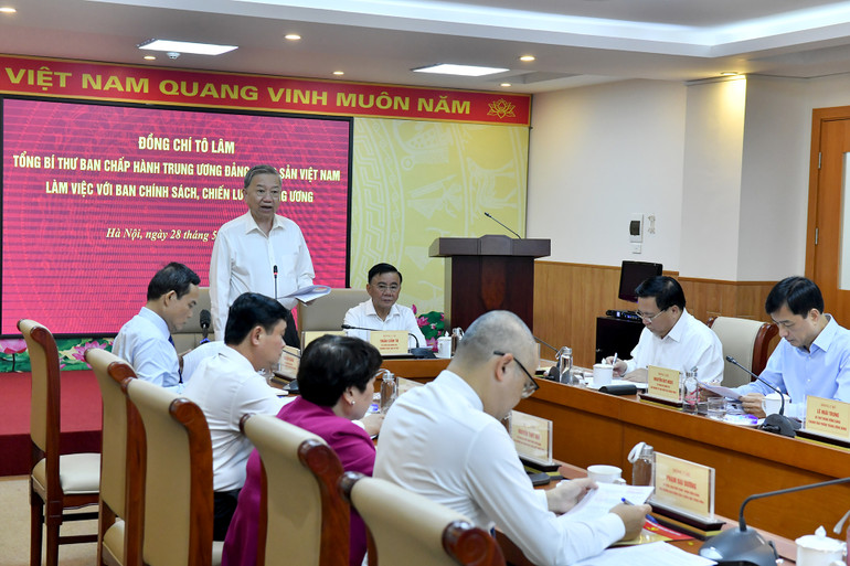 Tổng Bí thư Tô Lâm phát biểu chỉ đạo tại buổi làm việc với Ban Chính sách, chiến lược Trung ương. (Ảnh: ĐĂNG KHOA) Tổng Bí thư Tô Lâm phát biểu chỉ đạo tại buổi làm việc với Ban Chính sách, chiến lược Trung ương. (Ảnh: ĐĂNG KHOA)