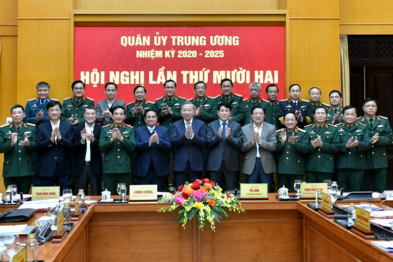 Tổng Bí thư Tô Lâm, Chủ tịch nước Lương Cường, Thủ tướng Chính phủ Phạm Minh Chính và các đồng chí lãnh đạo Đảng, Nhà nước, các đại biểu dự hội nghị. (Ảnh: ĐĂNG KHOA)