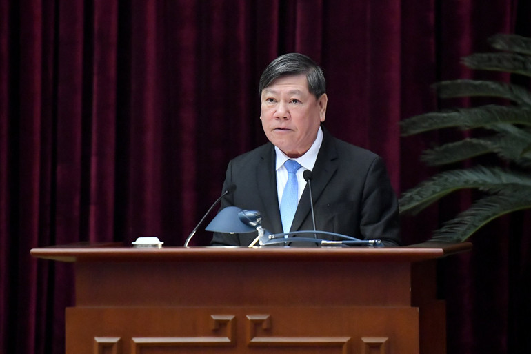 Đồng chí Trần Văn Rón trình bày báo cáo tại hội nghị. (Ảnh: ĐĂNG KHOA)