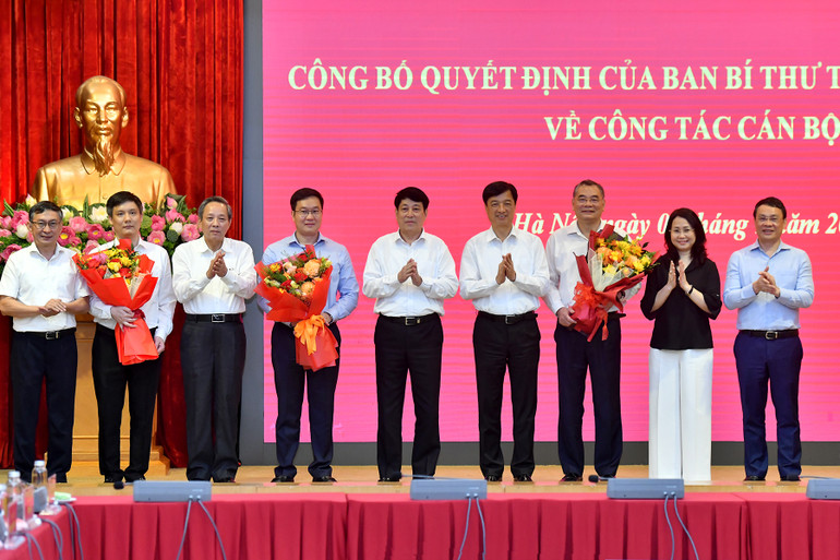 Thường trực Ban Bí thư Lương Cường cùng các đồng chí lãnh đạo Văn phòng Trung ương tặng hoa chúc mừng các đồng chí được bổ nhiệm. (Ảnh: ĐĂNG KHOA) Thường trực Ban Bí thư Lương Cường cùng các đồng chí lãnh đạo Văn phòng Trung ương tặng hoa chúc mừng các đồng chí được bổ nhiệm. (Ảnh: ĐĂNG KHOA)