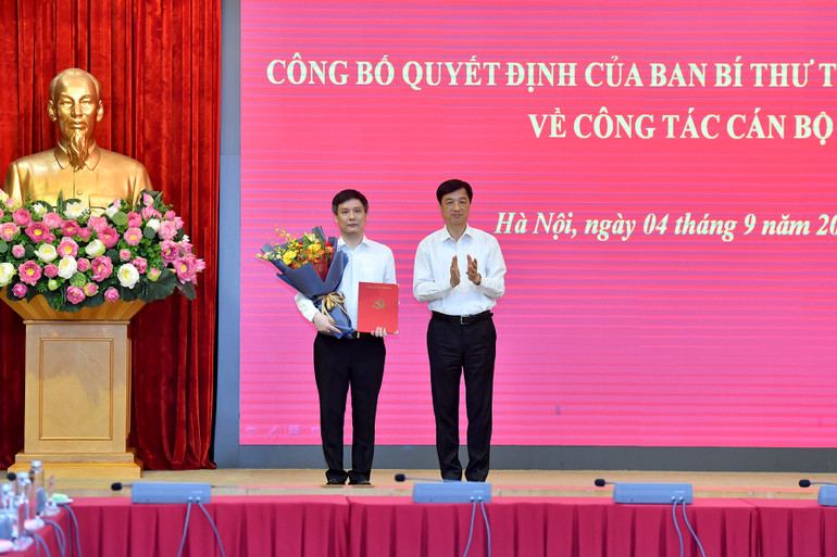 Đồng chí Nguyễn Duy Ngọc trao Quyết định bổ nhiệm Thư ký Tổng Bí thư cho Thiếu tá Đinh Tiến Hải. (Ảnh: ĐĂNG KHOA) Đồng chí Nguyễn Duy Ngọc trao Quyết định bổ nhiệm Thư ký Tổng Bí thư cho Thiếu tá Đinh Tiến Hải. (Ảnh: ĐĂNG KHOA)