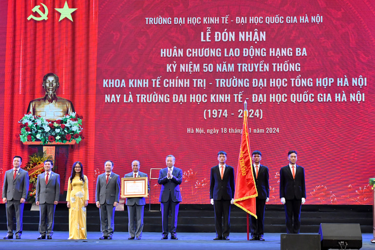 Tổng Bí thư Tô Lâm trao tặng Huân chương Lao động hạng Ba cho Trường Đại học Kinh tế (Đại học Quốc gia Hà Nội) nhân dịp kỷ niệm 50 năm ngày thành lập trường. Ảnh: Đăng Khoa Tổng Bí thư Tô Lâm trao tặng Huân chương Lao động hạng Ba cho Trường Đại học Kinh tế (Đại học Quốc gia Hà Nội) nhân dịp kỷ niệm 50 năm ngày thành lập trường. Ảnh: Đăng Khoa