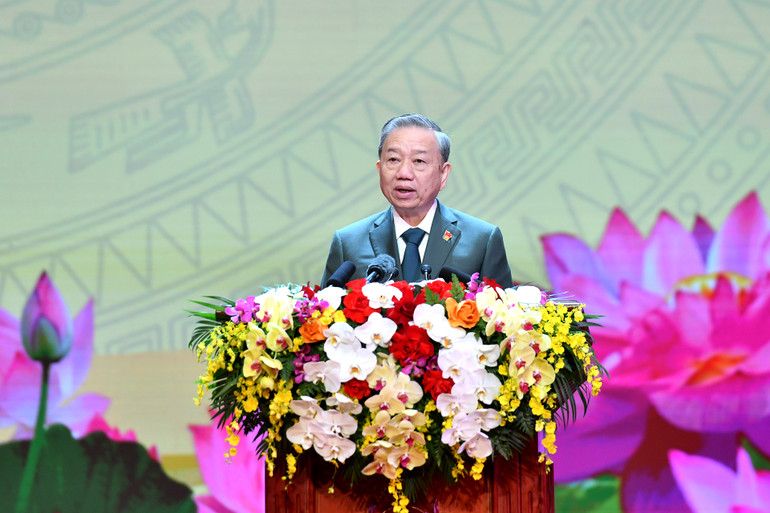 Tổng Bí thư Tô Lâm, Bí thư Quân uỷ Trung ương đọc diễn văn tại lễ kỷ niệm. (Ảnh: ĐĂNG KHOA)