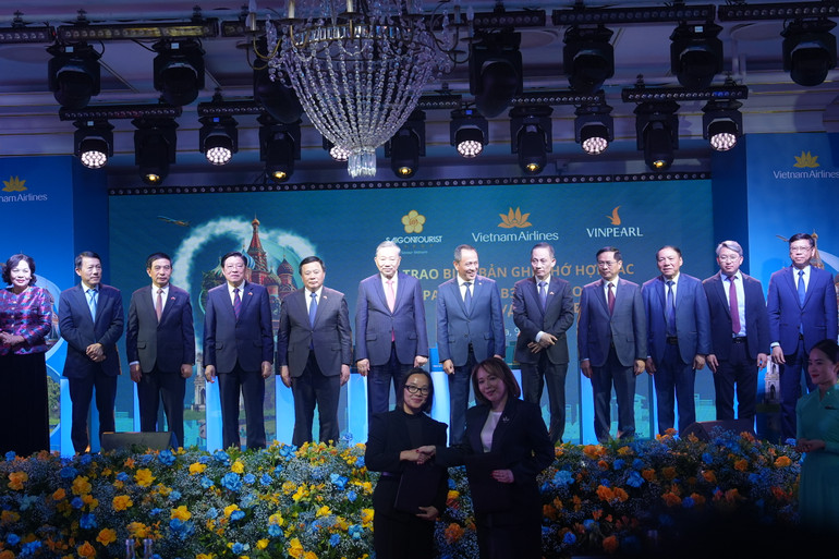 Tổng Bí thư Tô Lâm và các đại biểu chứng kiến trao các Biên bản ghi nhớ hợp tác.