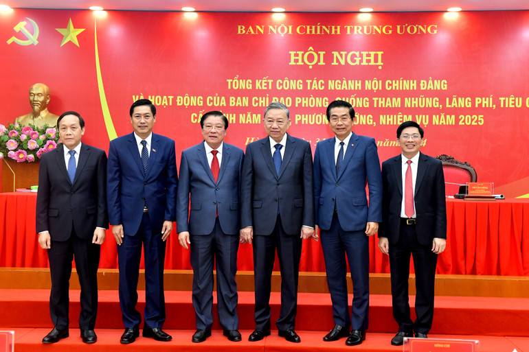 Tổng Bí thư Tô Lâm với các đồng chí lãnh đạo Ban Nội chính Trung ương. (Ảnh: ĐĂNG KHOA)