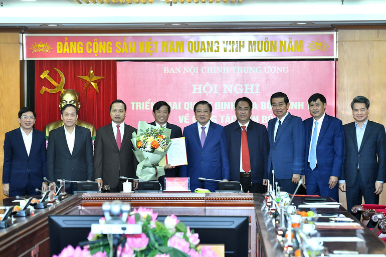 Lãnh đạo Ban Nội chính Trung ương và các đại biểu chúc mừng đồng chí Bùi Văn Nghiêm. (Ảnh: ĐĂNG KHOA)